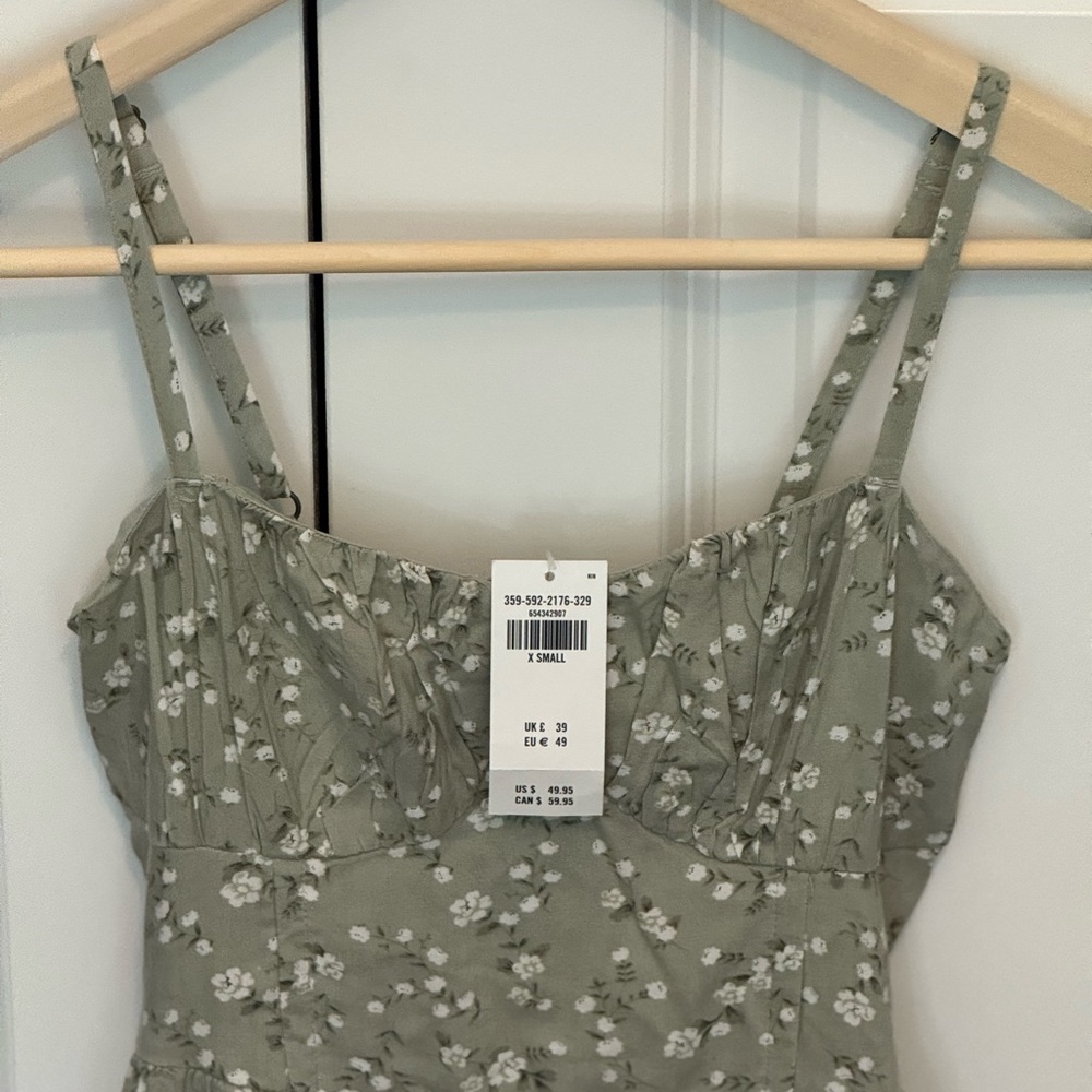 NWT-Hollister Green Mini Sundress With Embellished Flowers, Womens (XS) Clothing - Picture 2 of 13